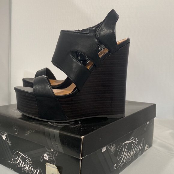 Black wedges size 6 - Picture 3 of 7